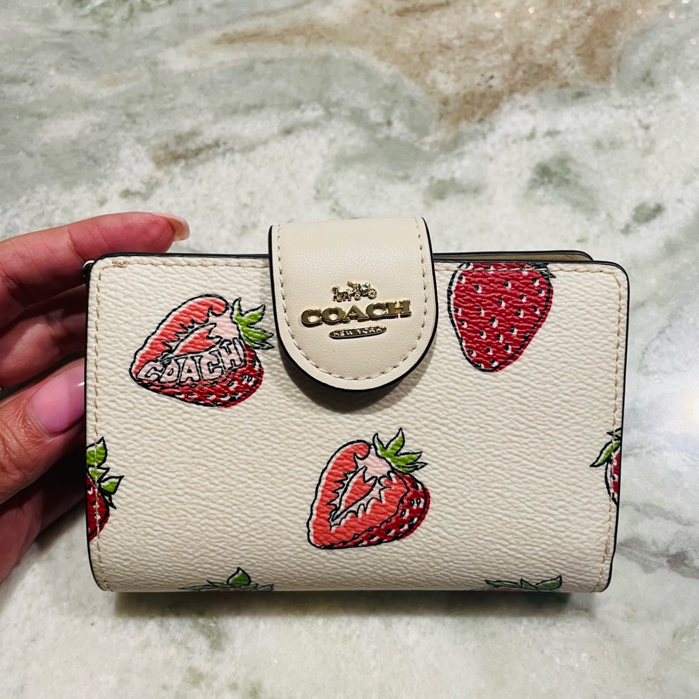 NEW Coach Medium Corner Zip Wallet With Strawberry Print Gold/Chalk Multi